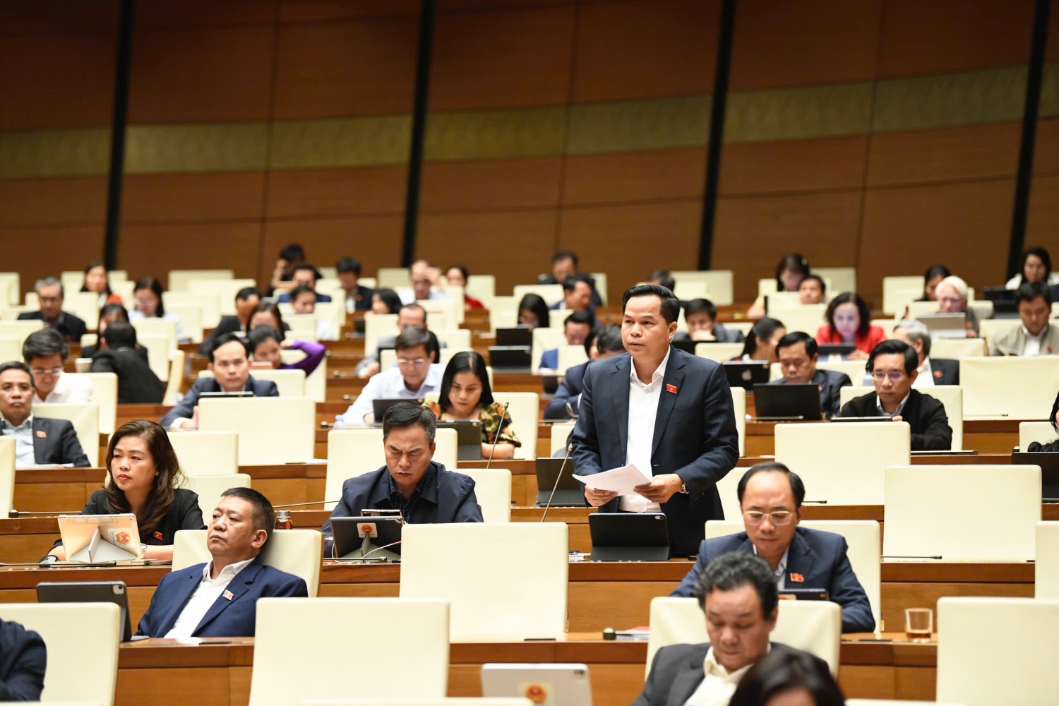 Đại biểu Bế Minh Đức, Phó trưởng Đoàn chuyên trách Đoàn ĐBQH tỉnh phát biểu thảo luận tại Hội trường