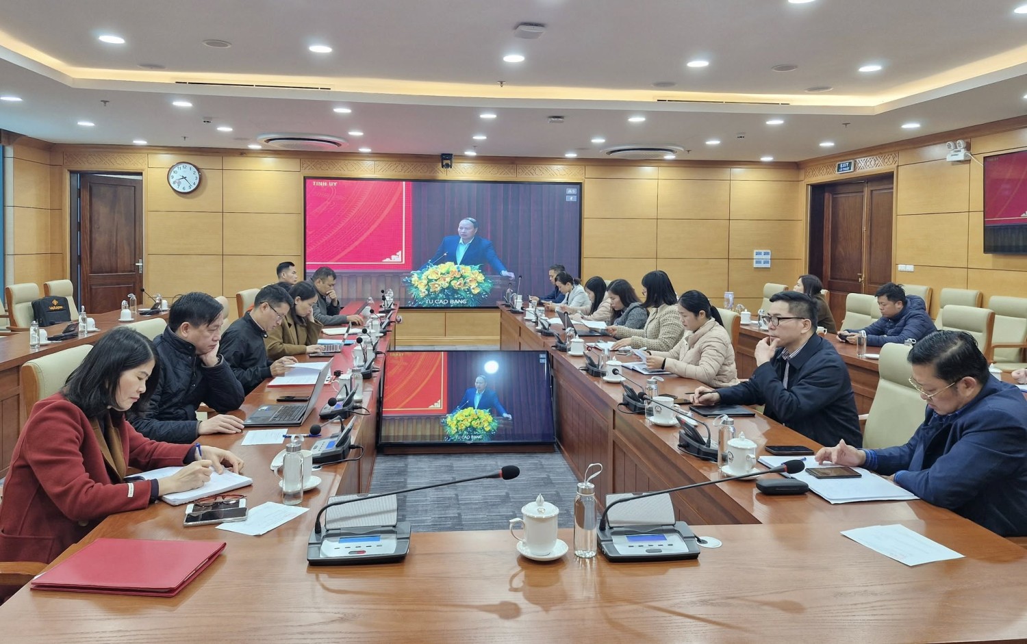 Các đại biểu dự tại điểm cầu Đảng bộ HĐND tỉnh