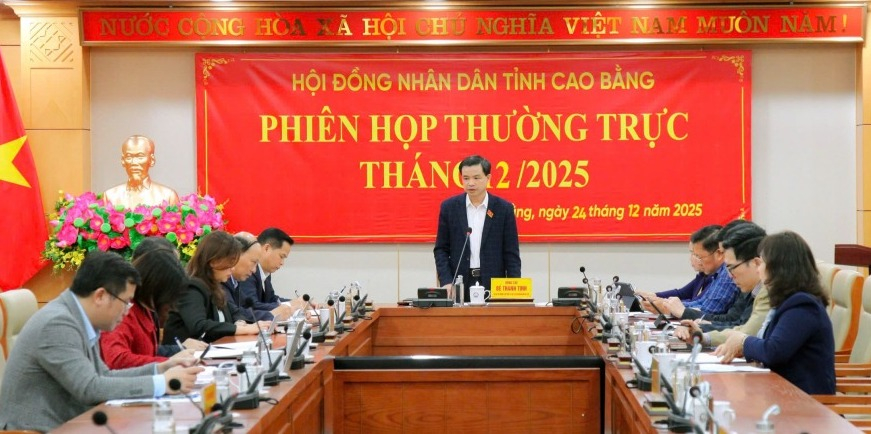 Phó Bí thư Thường trực Tỉnh uỷ, Chủ tịch HĐND tỉnh Bế Thanh Tịnh phát biểu tại phiên họp