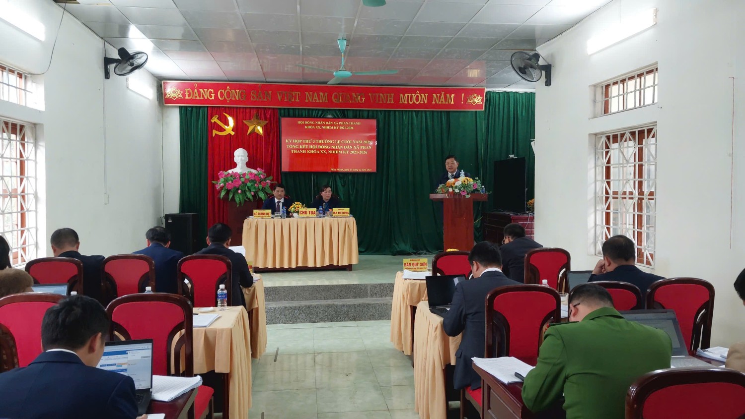 Đồng chí Bàn Quý Sơn, Tỉnh uỷ viên, Trưởng Ban Dân tộc HĐND tỉnh phát biểu chỉ đạo tại kỳ họp