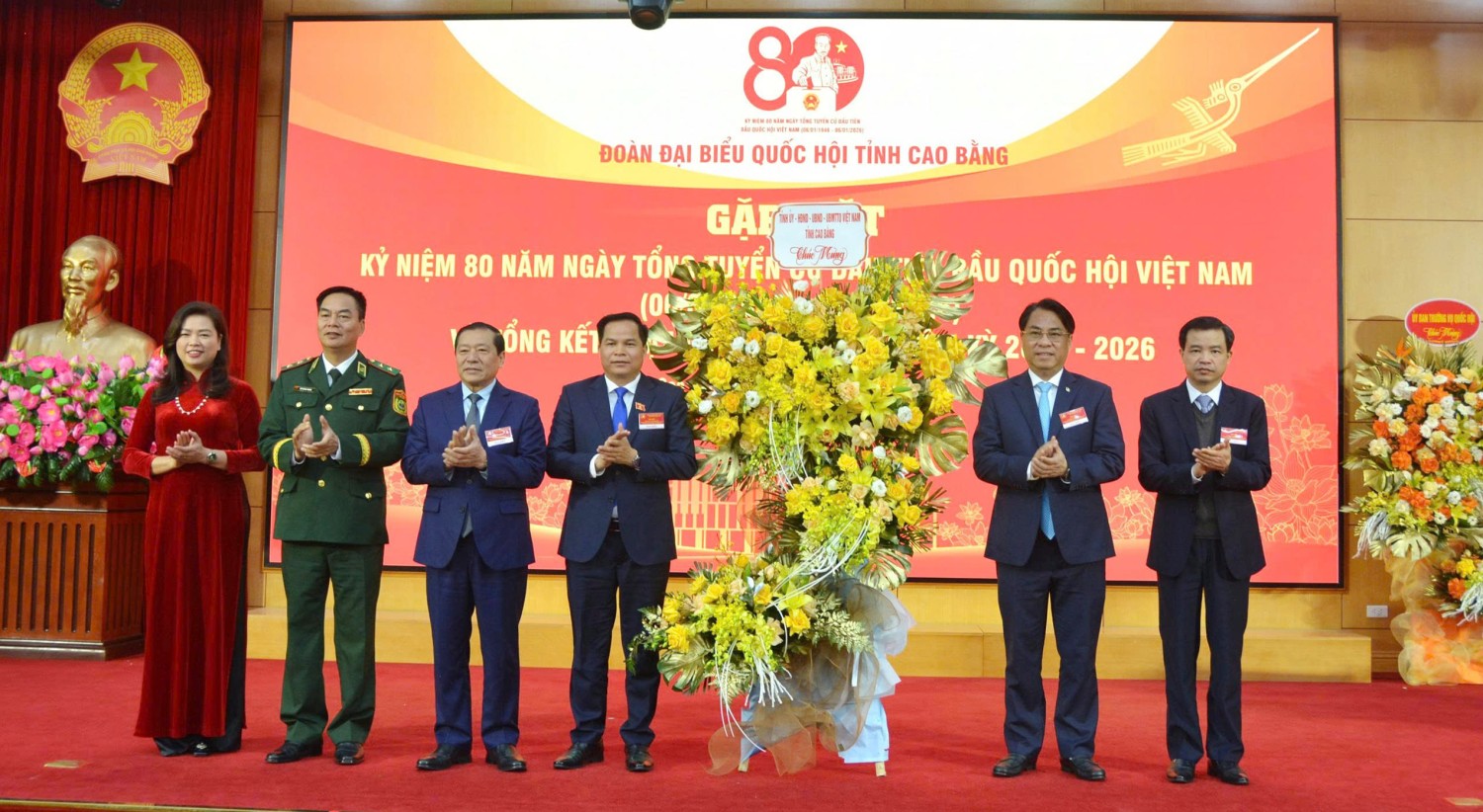 Lãnh đạo tỉnh tặng hoa chúc mừng Đoàn ĐBQH tỉnh khóa XV, nhiệm kỳ 2021 - 2026.