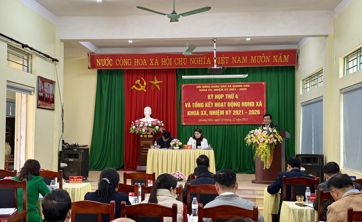 Trưởng Ban Pháp chế HĐND tỉnh Nông Văn Tuân phát biểu tại kỳ họp