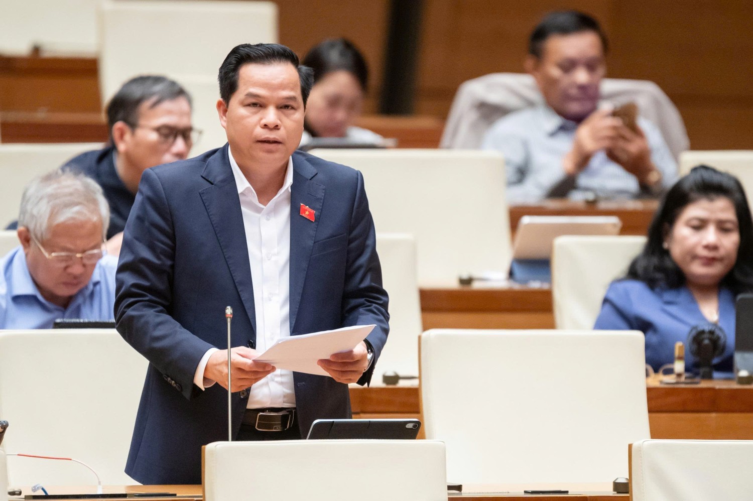 Đại biểu Bế Minh Đức, Phó trưởng Đoàn chuyên trách Đoàn ĐBQH tỉnh phát biểu thảo luận tại Hội trường