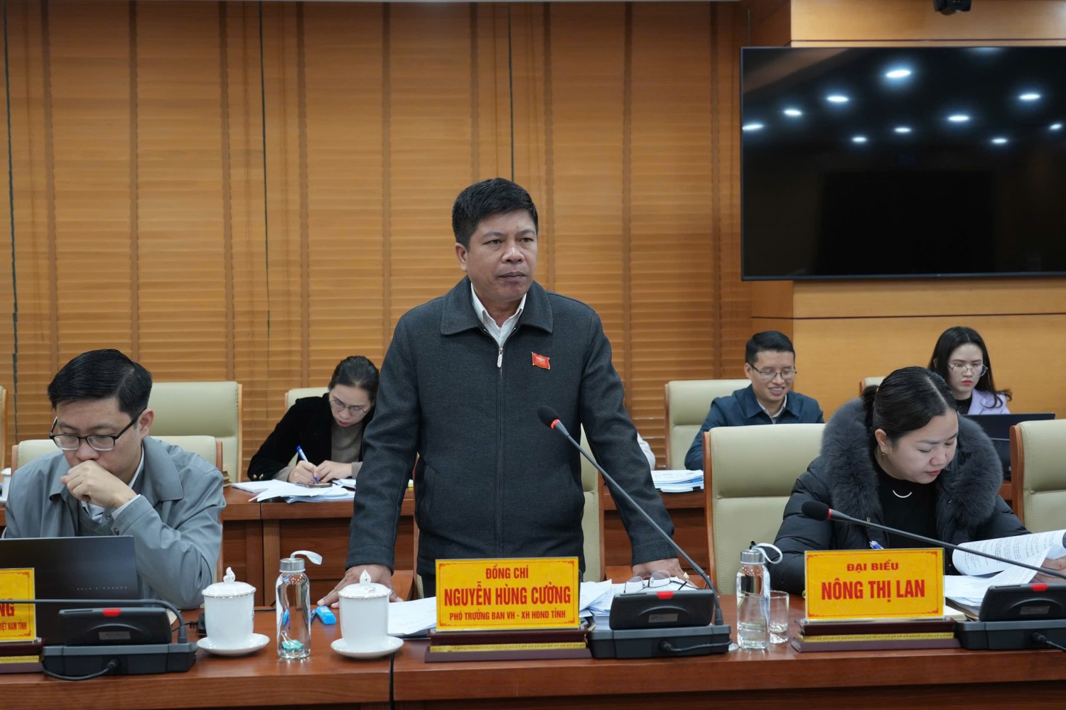 Phó Trưởng Ban Văn hóa - Xã hội, HĐND tỉnh Nguyễn Hùng Cường phát biểu ý kiến đối với các báo cáo trình tại kỳ họp