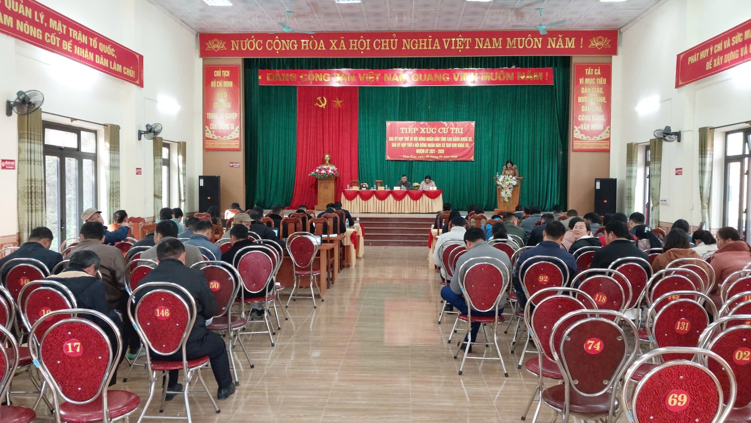 Toàn cảnh hội nghị TXCT của Tổ đại biểu HĐND tỉnh đơn vị số 06 tại xã Tam Kim