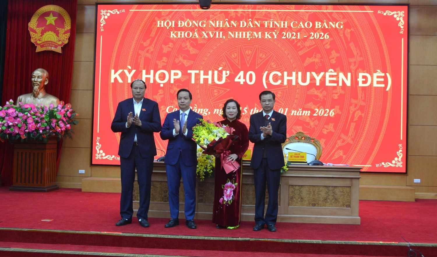 Lãnh đạo HĐND, UBND tỉnh tặng hoa chúc mừng tân Phó Chủ tịch UBND tỉnh Hà Nhật Lệ.