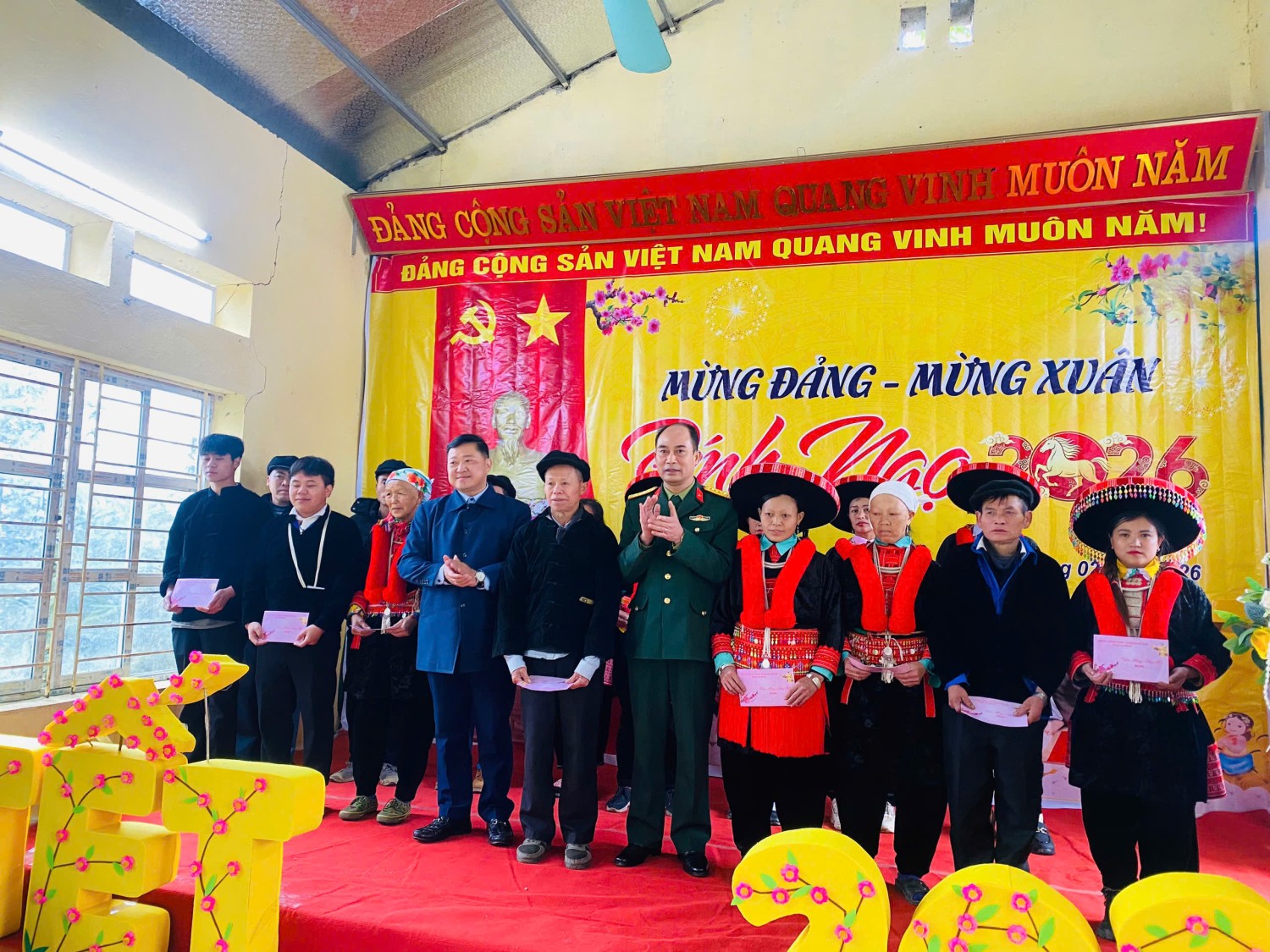 Các đồng chí lãnh đạo tặng quà cho bà con