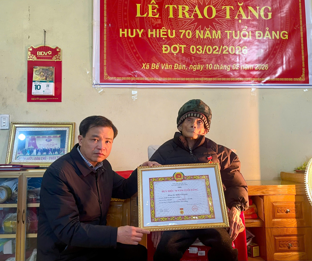 Đồng chí Bế Thanh Tịnh, Phó Phó Bí thư Thường trực Tỉnh uỷ, Chủ tịch HĐND tỉnh trao Huy hiệu 70 năm tuổi Đảng cho đồng chí Đàm Văn Sào