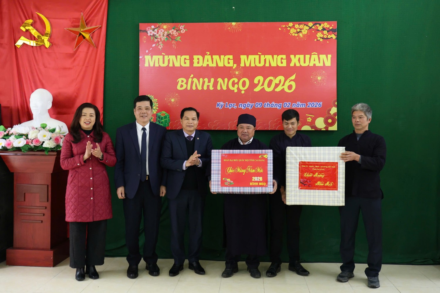 Đồng chí Bế Minh Đức, Tỉnh ủy viên, Phó Trưởng đoàn phụ trách Đoàn ĐBQH tỉnh tặng quà cho xóm Kỳ Lạc, xã Quang Long