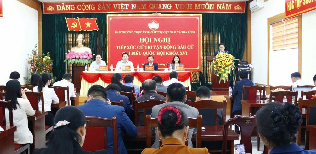 Các ứng cử viên đại biểu Quốc hội khóa XVI, đơn vị bầu cử số 2 tiếp xúc cử tri xã Trà Lĩnh và xã Quang Trung.