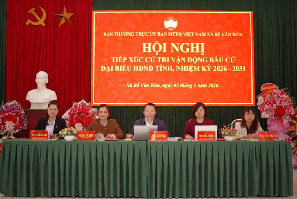 Các ứng cử viên đại biểu HĐND tỉnh, đơn vị bầu cử số 10 tiếp xúc cử tri tại xã Bế Văn Đàn.