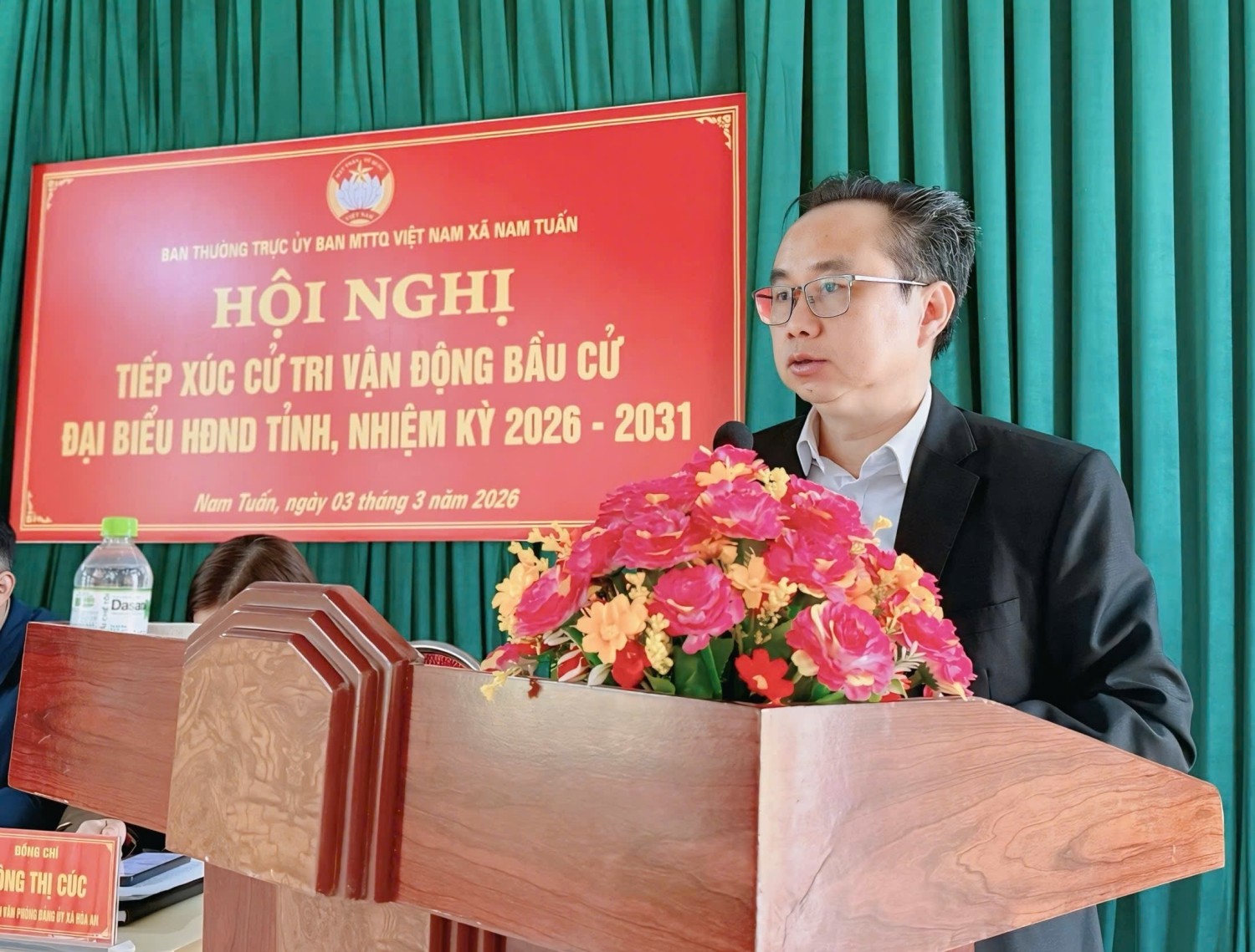 Ứng cử viên Dương Hùng Dũng, Tỉnh ủy viên, Trưởng Ban Kinh tế - Ngân sách, HĐND tỉnh phát biểu tại hội nghị.