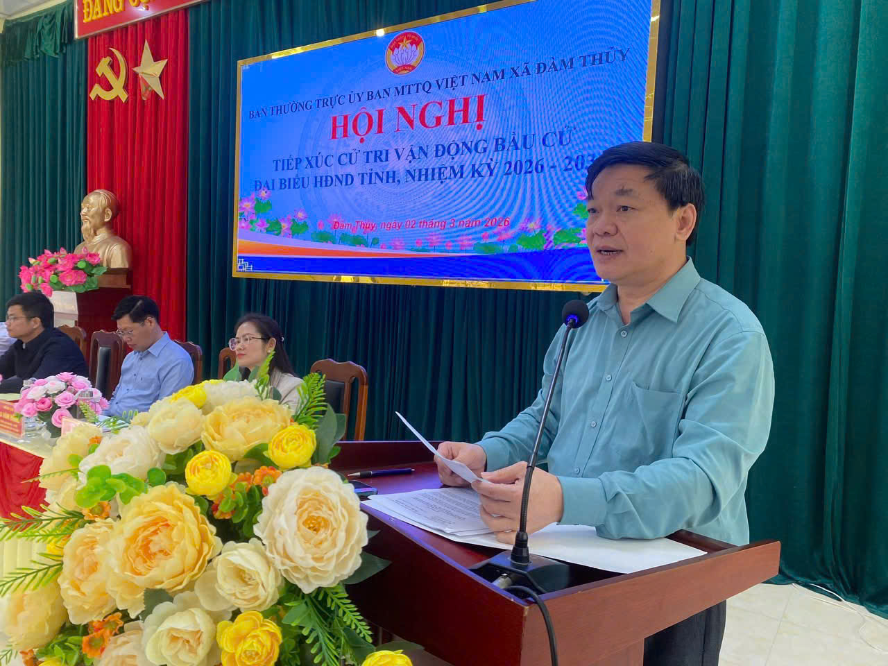 Ứng cử viên La Văn Hồng, Trưởng Ban Văn hóa - Xã hội, HĐND tỉnh phát biểu tại hội nghị.