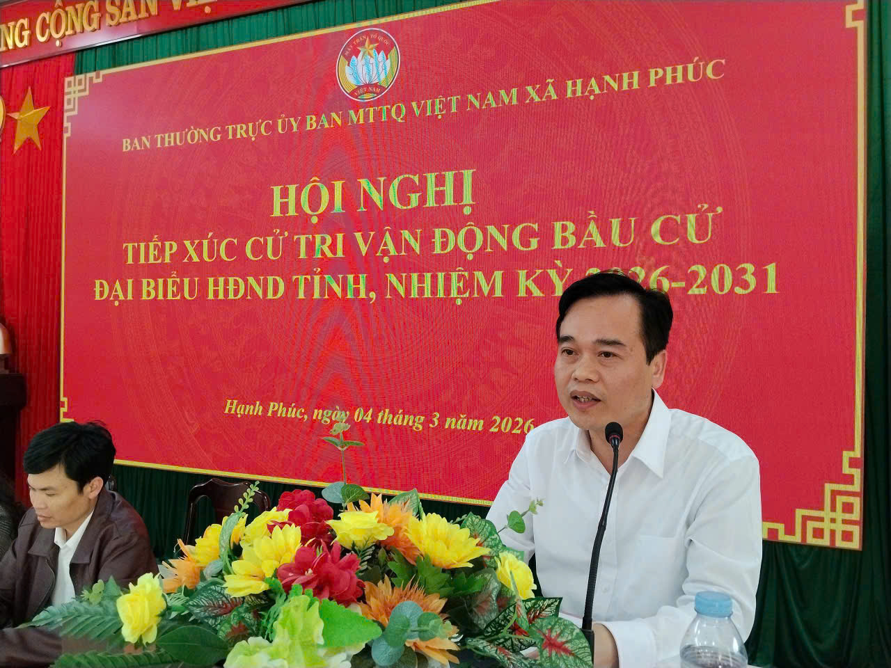 Ứng cử viên Nông Văn Tuân, Trưởng Ban Pháp chế, HĐND tỉnh phát biểu tại hội nghị.