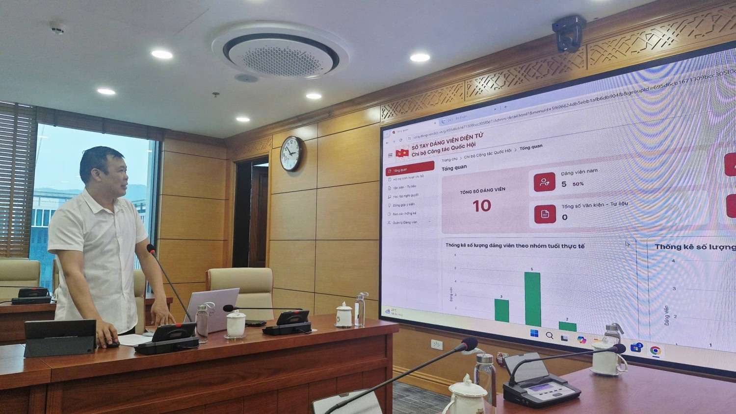 Đảng viên Bế Văn Đoàn trình bày các ứng dụng của “Sổ tay đảng viên điện tử”