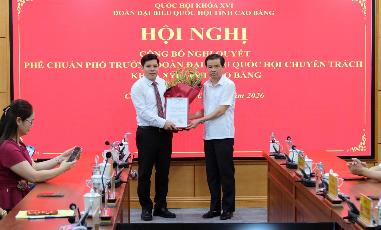 Đồng chí Bế Thanh Tịnh trao Nghị quyết phê chuẩn đồng chí Dương Mạc Kiên giữ chức Phó Trưởng Đoàn ĐBQH chuyên trách khóa XVI tỉnh Cao Bằng