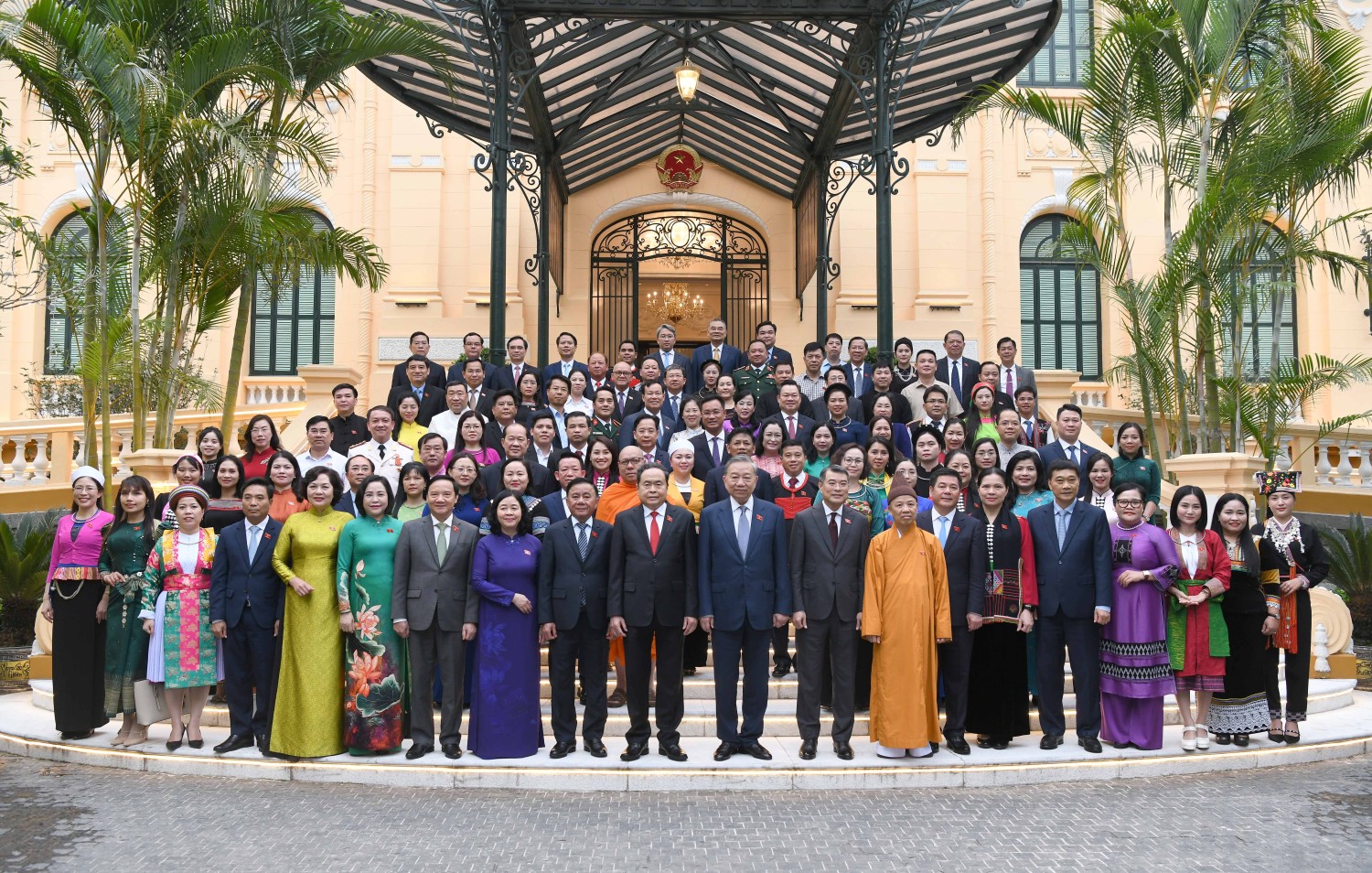 Tổng Bí thư, Chủ tịch nước Tô Lâm chụp ảnh lưu niệm với các ĐBQH là người dân tộc thiểu số