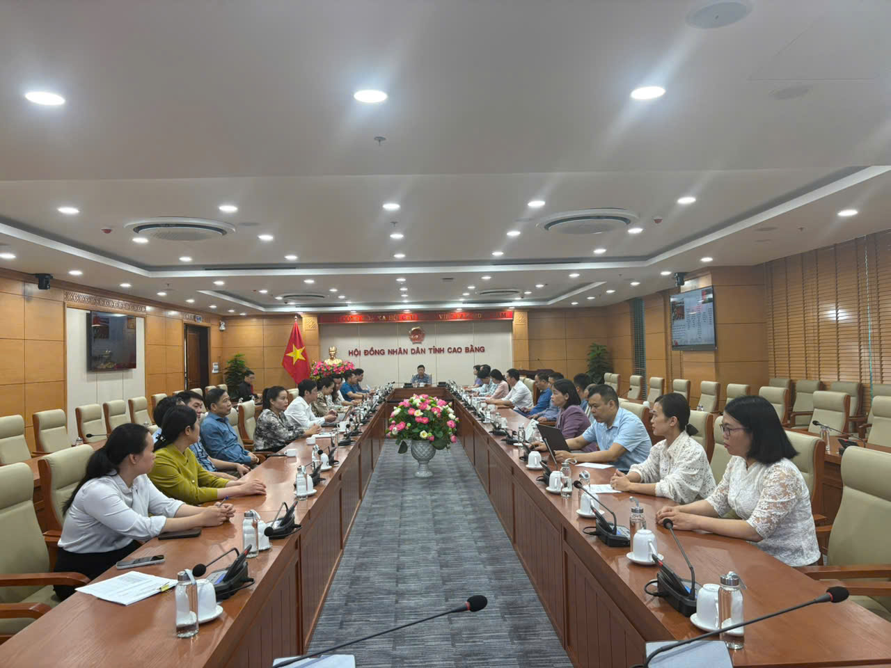 Các đảng viên dự Hội nghị tại điểm cầu Đảng ủy HĐND tỉnh Cao Bằng