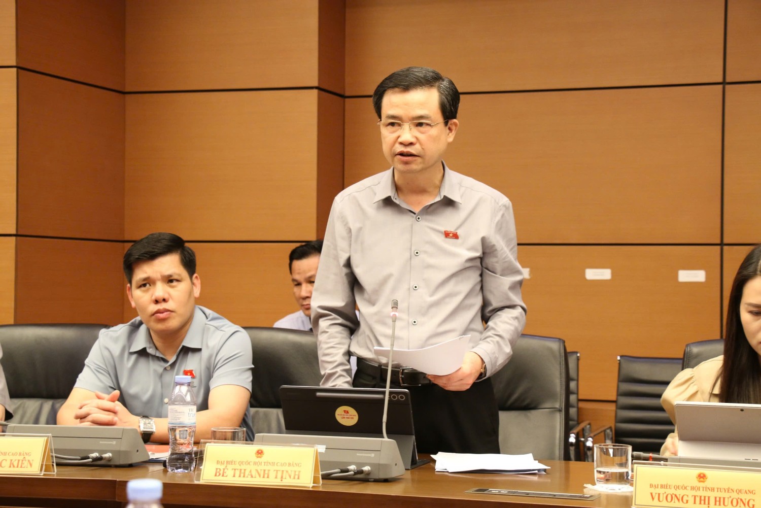 Đồng chí Bế Thanh Tịnh, Phó Bí thư Thường trực Tỉnh uỷ, Trưởng đoàn ĐBQH tỉnh Cao Bằng phát biểu ý kiến đối với dự thảo Luật sửa đổi, bổ sung một số điều của Luật Trợ giúp pháp lý (TGPL).