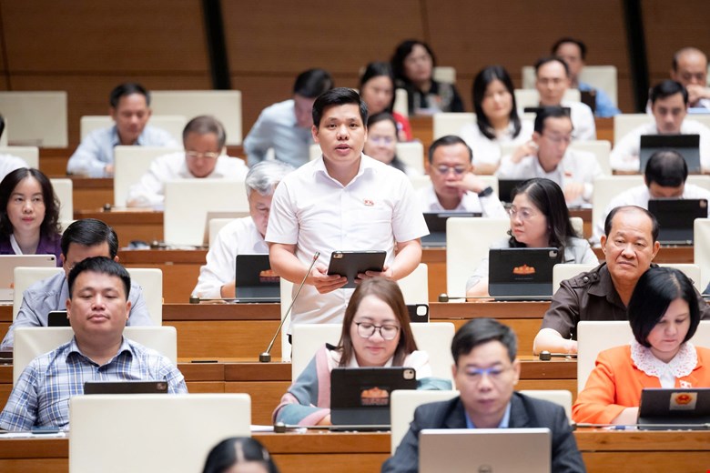 Đại biểu Dương Mạc Kiên, Tỉnh ủy viên, Phó Trưởng Đoàn ĐBQH chuyên trách tỉnh Cao Bằng cho ý kiến vào dự thảo Nghị quyết