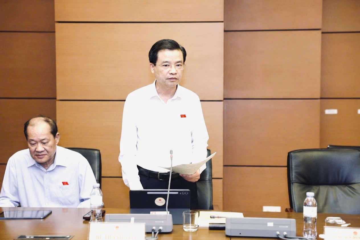 Đại biểu Bế Thanh Tịnh - Phó Bí thư thường trực Tỉnh ủy, Trưởng đoàn ĐBQH tỉnh Cao Bằng tham gia phát biểu.