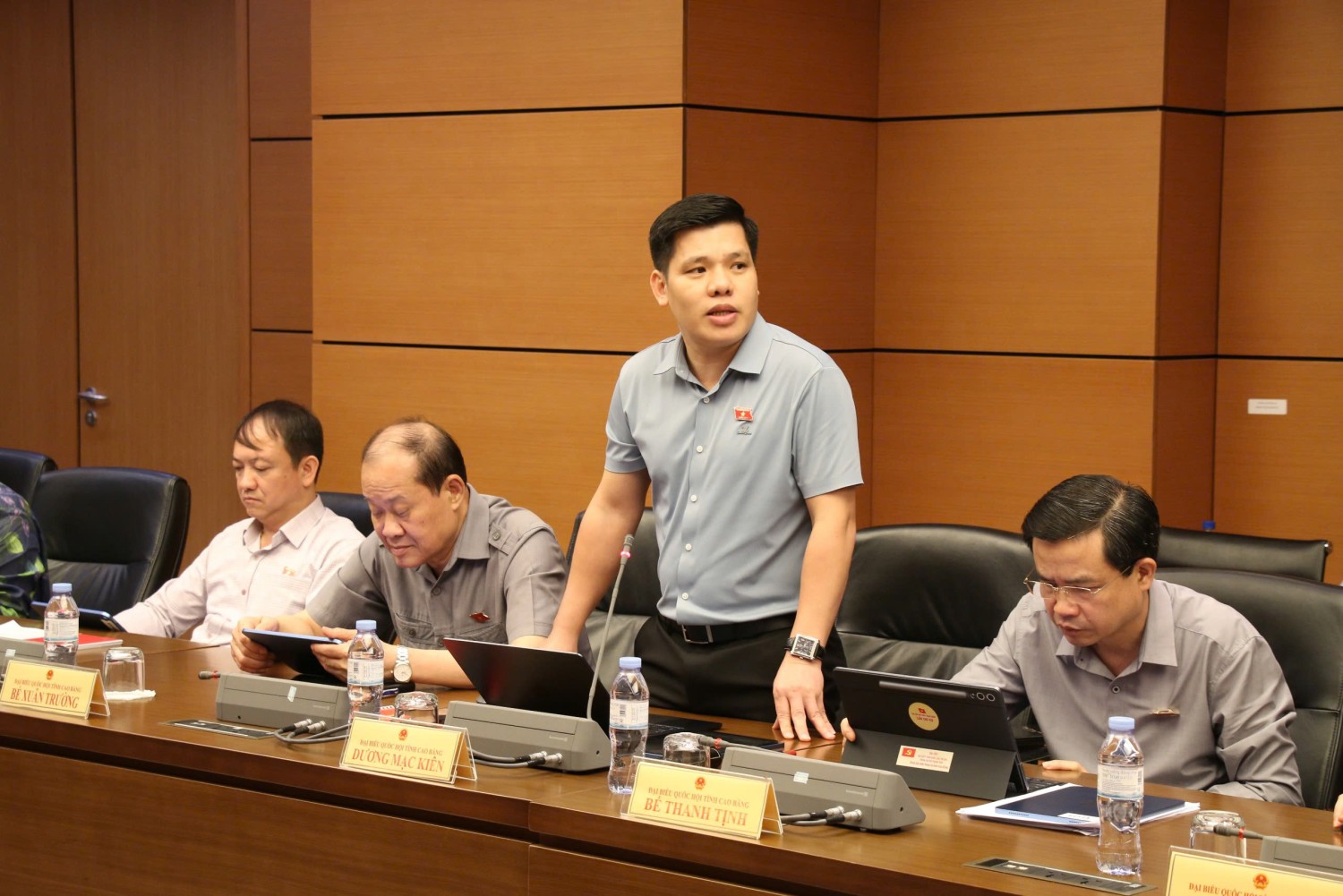 Phó Trưởng Đoàn ĐBQH tỉnh Cao Bằng Dương Mạc Kiên phát biểu thảo luận tại Tổ