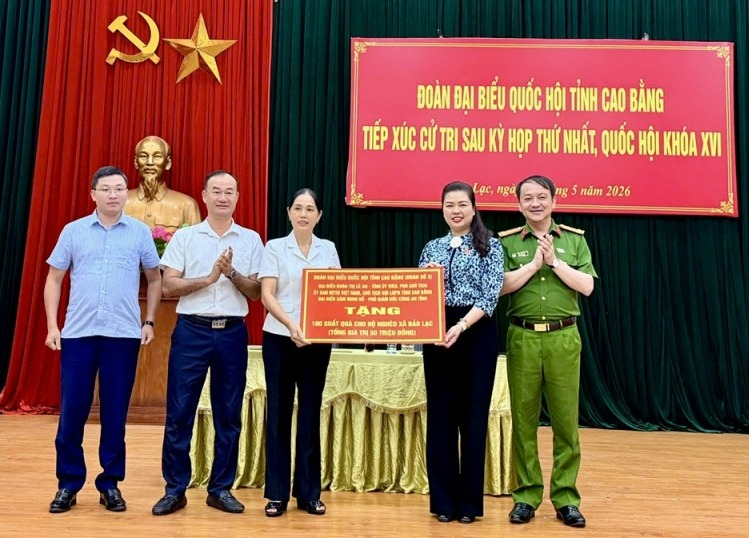 Phó Chủ tịch Ủy ban Mặt trận Tổ quốc tỉnh, Chủ tịch Hội Liên hiệp Phụ nữ tỉnh Đoàn Thị Lê An và Phó Giám đốc Công an tỉnh Sầm Minh Hồ tặng quà xã Bảo Lạc.