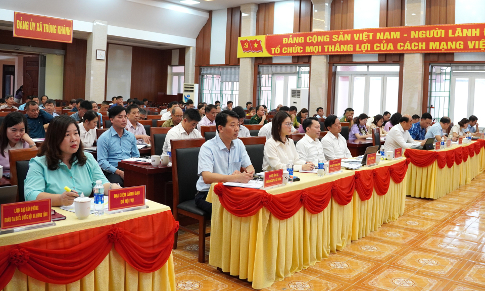 Các đại biểu dự Hội nghị TXCT sau Kỳ họp thứ nhất, Quốc hội khóa XVI tại xã Trùng Khánh
