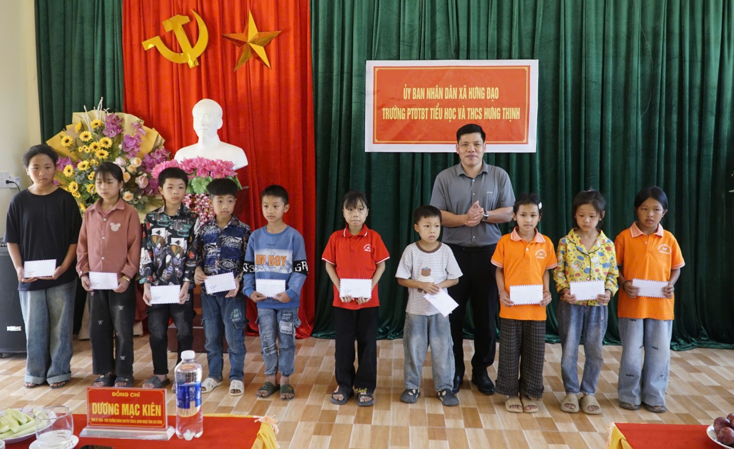 Phó trưởng đoàn chuyên trách Đoàn đại biểu hội tỉnh Cao Bằng Dương Mạc Kiên tặng quà cho các em học sinh