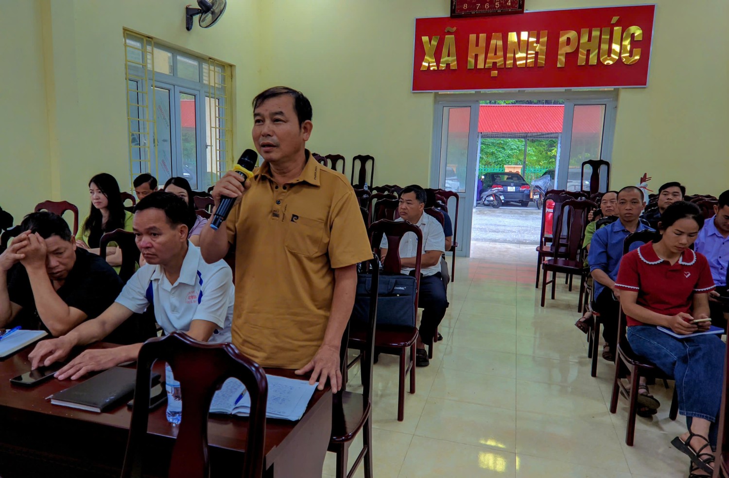Cử tri xã Hạnh Phúc phát biểu ý kiến
