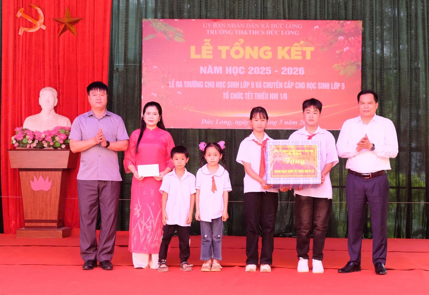 Phó Chủ tịch HĐND tỉnh Bế Minh Đức tặng quà cho thầy và trò Trường TH&THCS Đức Long