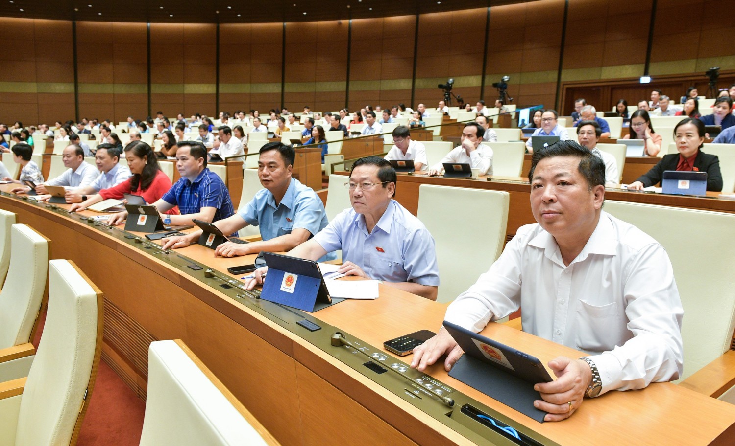 '''''''''''''''''''''''''''''''''''''''A group of people sitting at a table
 AI-generated content may be incorrect.'''''''''''''''''''''''''''''''''''''''