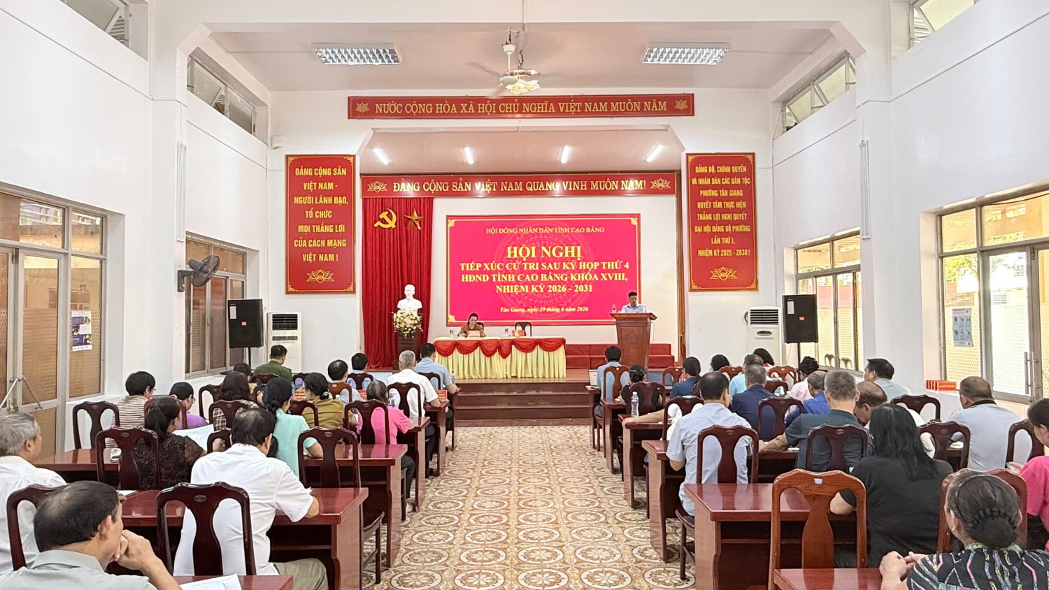 Toàn cảnh Hội nghị tiếp xúc cử tri tại phường Tân Giang