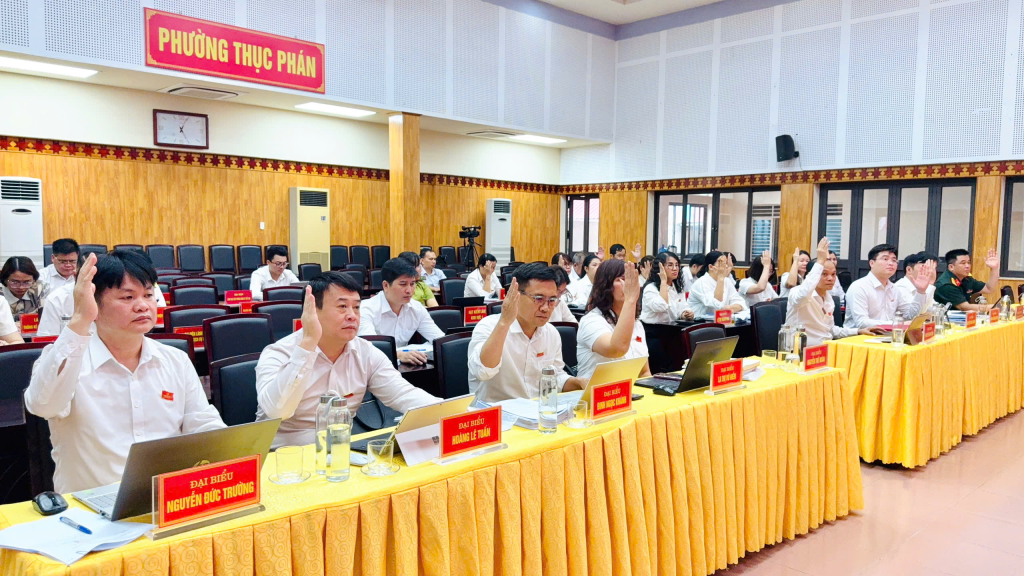 Các đại biểu biểu quyết thông qua nghị quyết tại kỳ họp