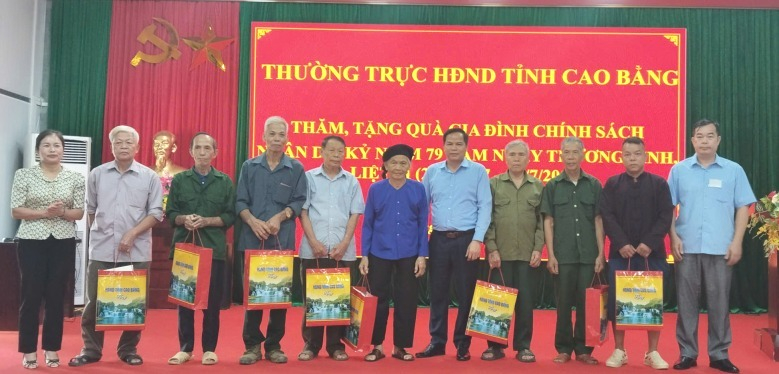 Phó Chủ tịch HĐND tỉnh Bế Minh Đức tặng quà các gia đình chính sách trên địa bàn xã Vinh Qúy.
