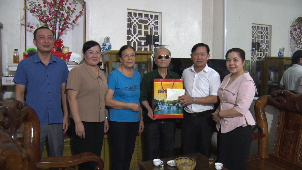 Phó Chủ tịch HĐND tỉnh Lã Hoài Nam tặng quà thương binh Tô Văn Tân, xóm Vân An, xã Bảo Lạc.