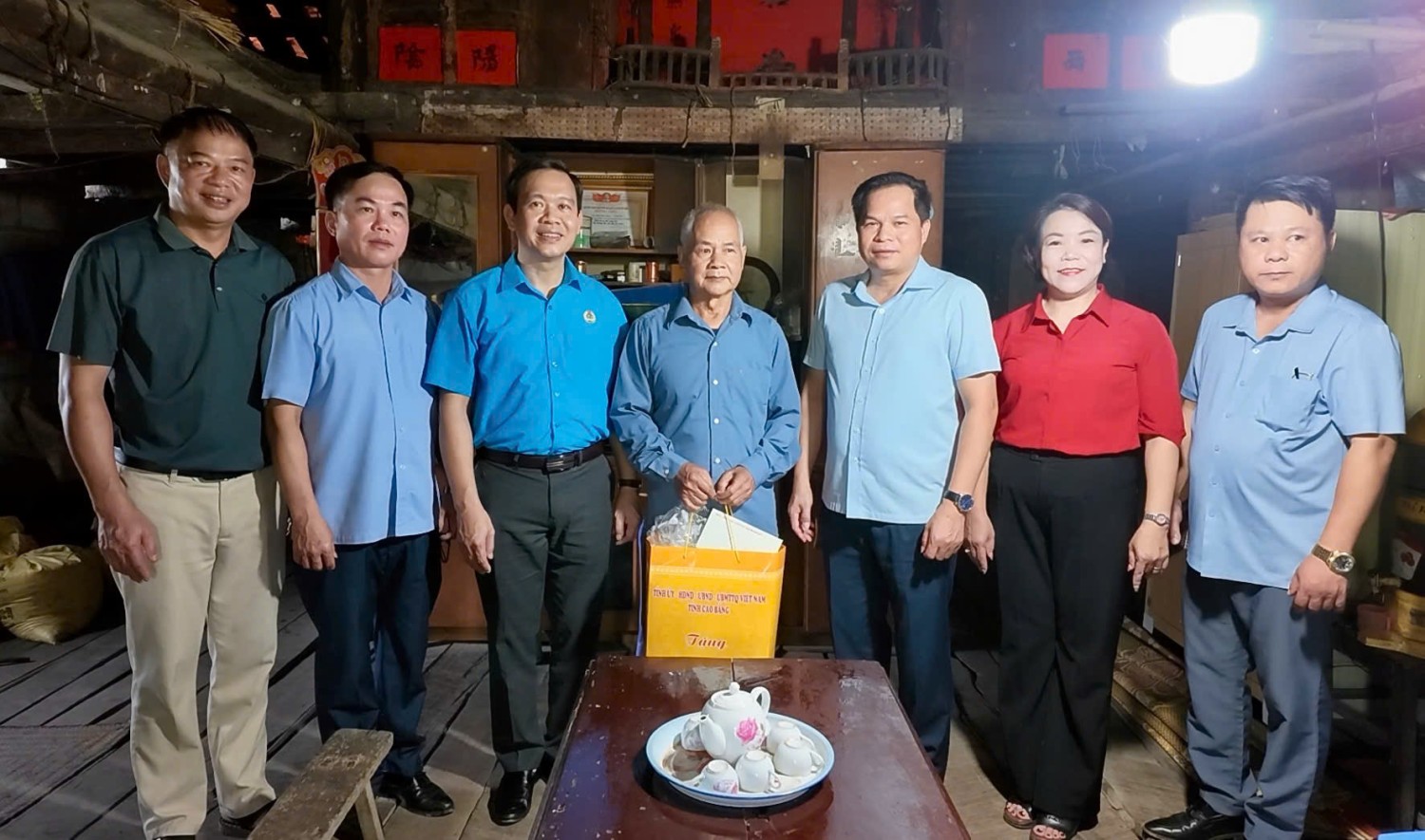 Phó Chủ tịch HĐND tỉnh Bế Minh Đức và Chủ tịch Liên đoàn Lao động tỉnh thăm ông Bế Đình Liên, xóm Hồng Quang 1, xã Quảng Uyên
