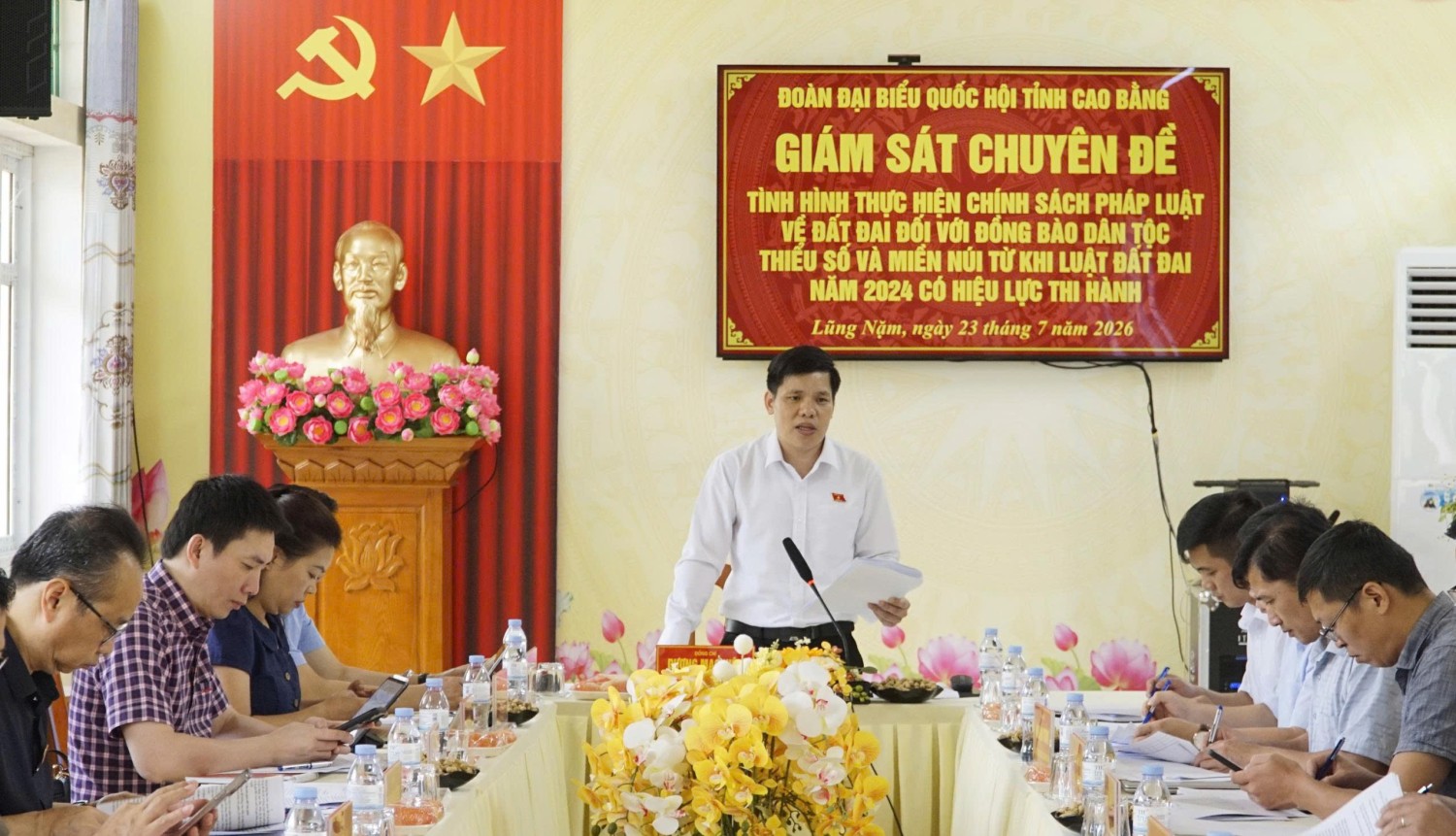 Đồng chí Dương Mạc Kiên, Phó Trưởng đoàn chuyên trách Đoàn ĐBQH tỉnh kết luận buổi giám sát tại xã Lũng Nặm