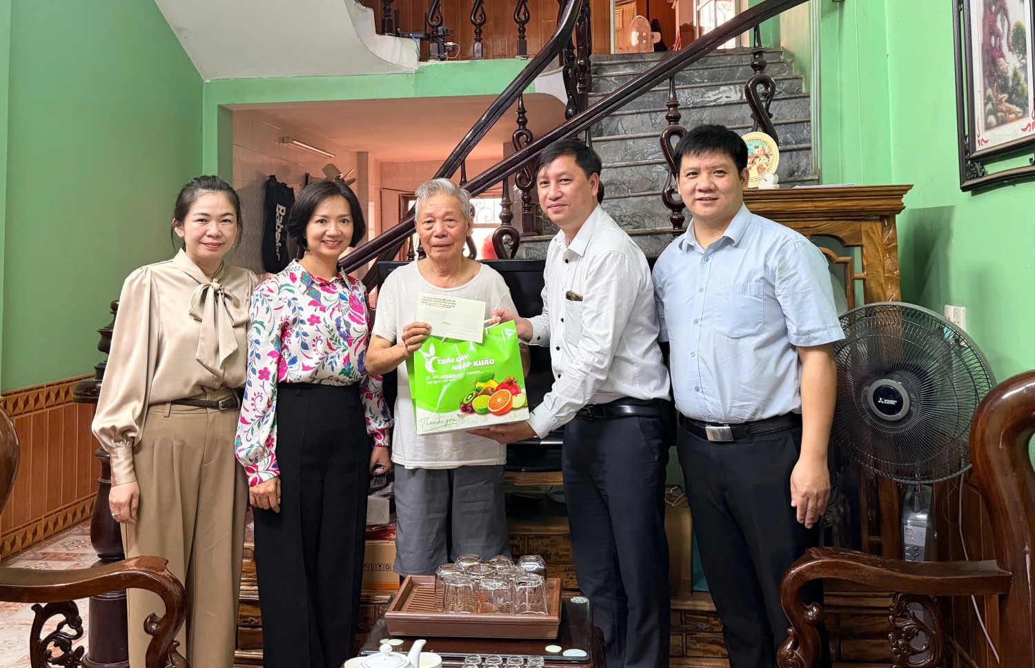 Đồng chí Nguyễn Xuân Tiếp, Phó Chánh Văn phòng Đoàn ĐBQH và HĐND tỉnh cùng Đoàn công tác tặng quà gia đình bệnh binh Hoàng Đức Trịnh