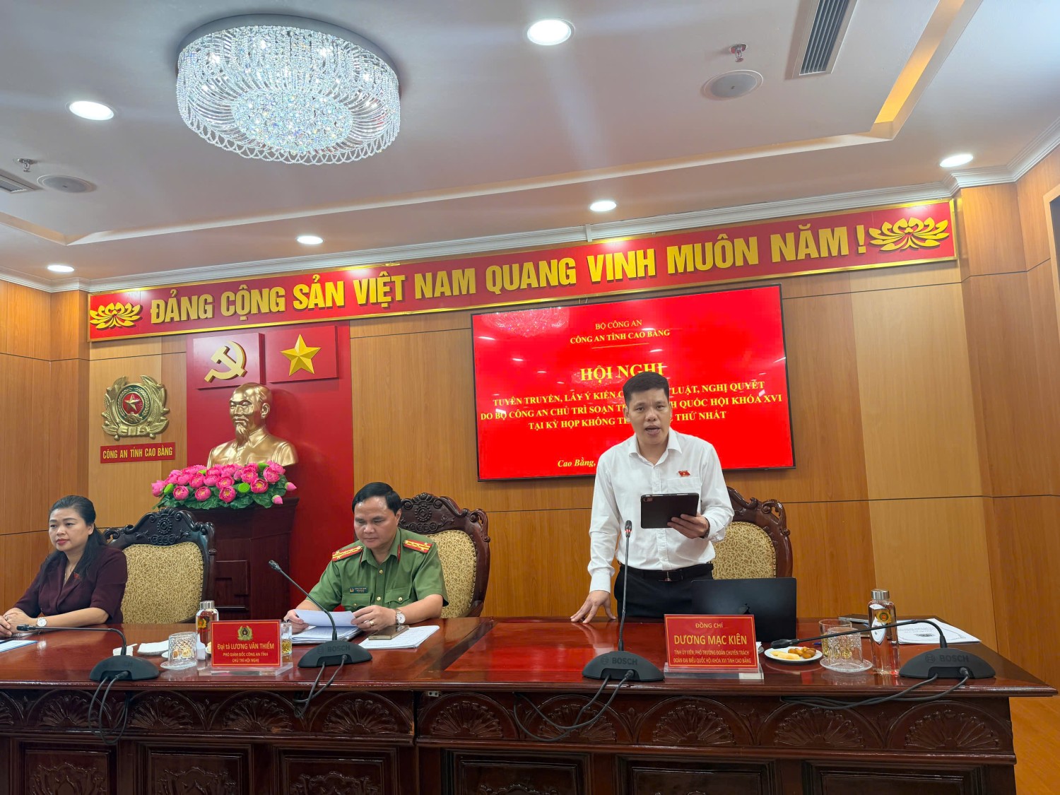 Đồng chí Dương Mạc Kiên, Tỉnh ủy viên, Phó Trưởng Đoàn chuyên trách Đoàn đại biểu Quốc hội tỉnh phát biểu tại Hội nghị