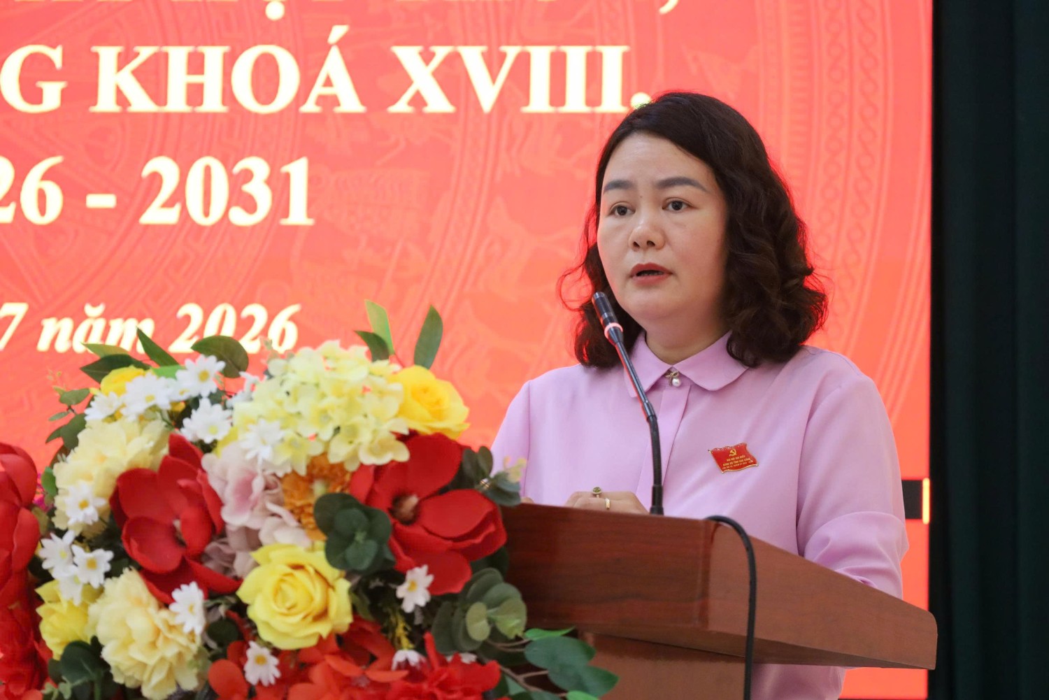 Đồng chí Trần Thị Tú Liễu, Uỷ viên chuyên trách Ban Dân tộc HĐND tỉnh báo cáo tại Hội nghị