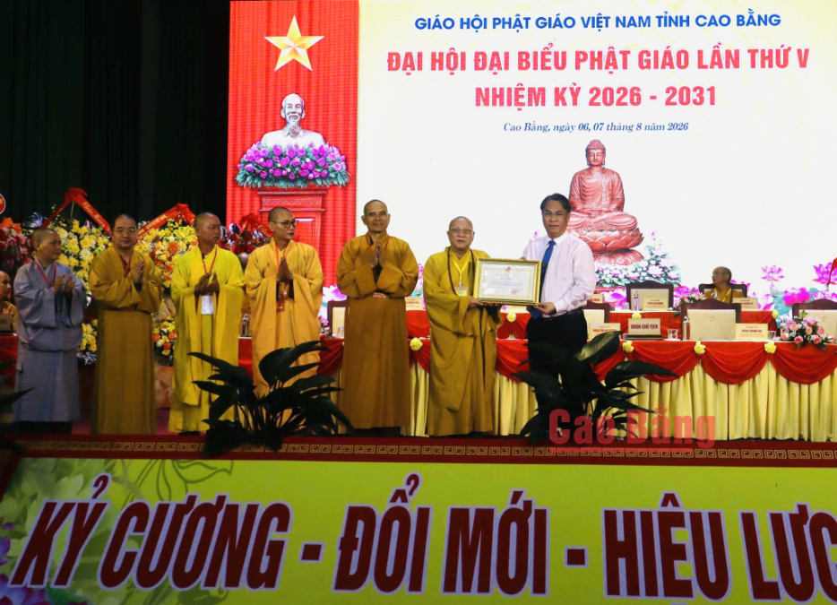 Bí thư Tỉnh ủy Phan Thăng An trao Bằng khen cho tập thể có thành tích xuất sắc trong công tác từ thiện, nhân đạo