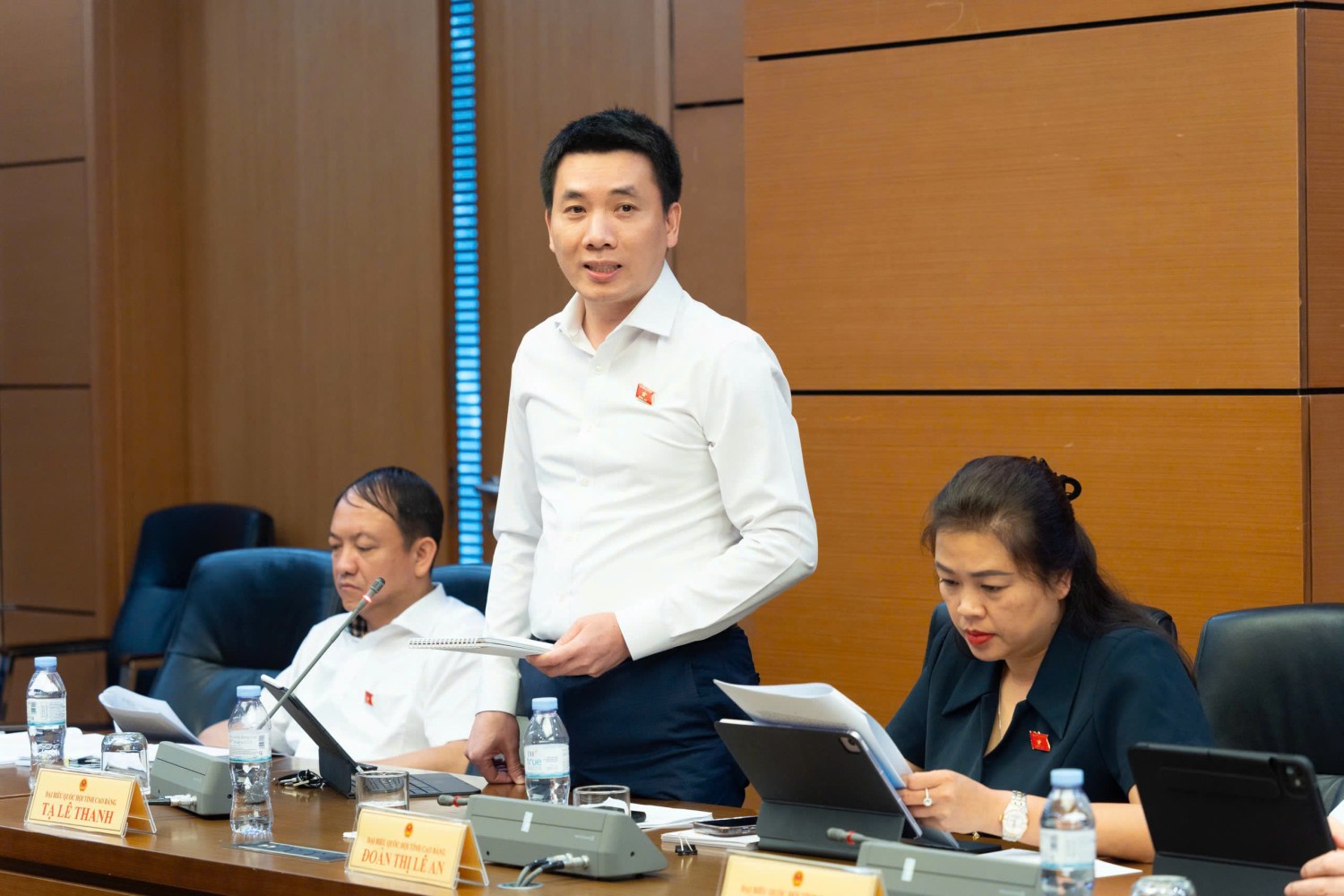 Đại biểu Tạ Lê Thanh phát biểu thảo luận tại Tổ 16