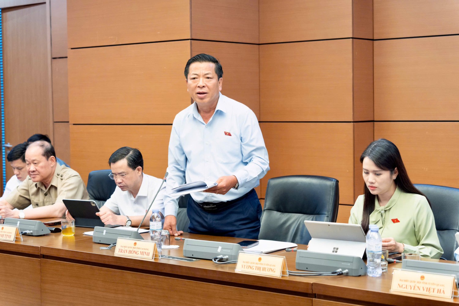 Đại biểu Trần Hồng Minh phát biểu tại phiên thảo luận Tổ 16