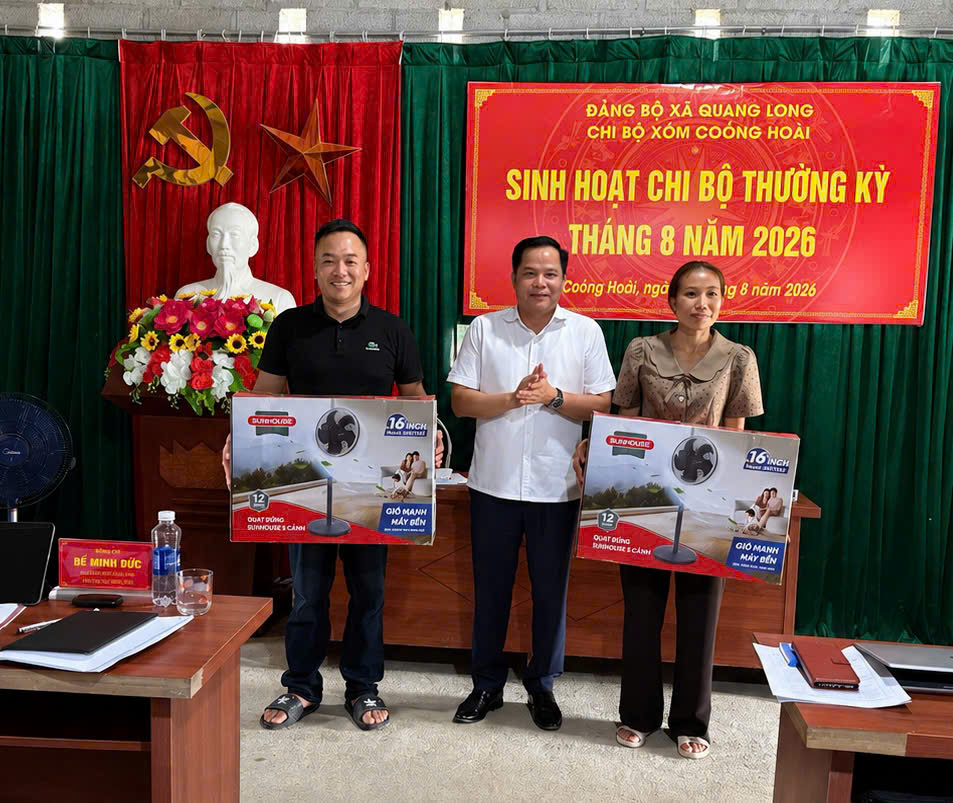 Đồng chí Bế Minh Đức trao tặng phần quà cho Chi bộ xóm Coỏng Hoài