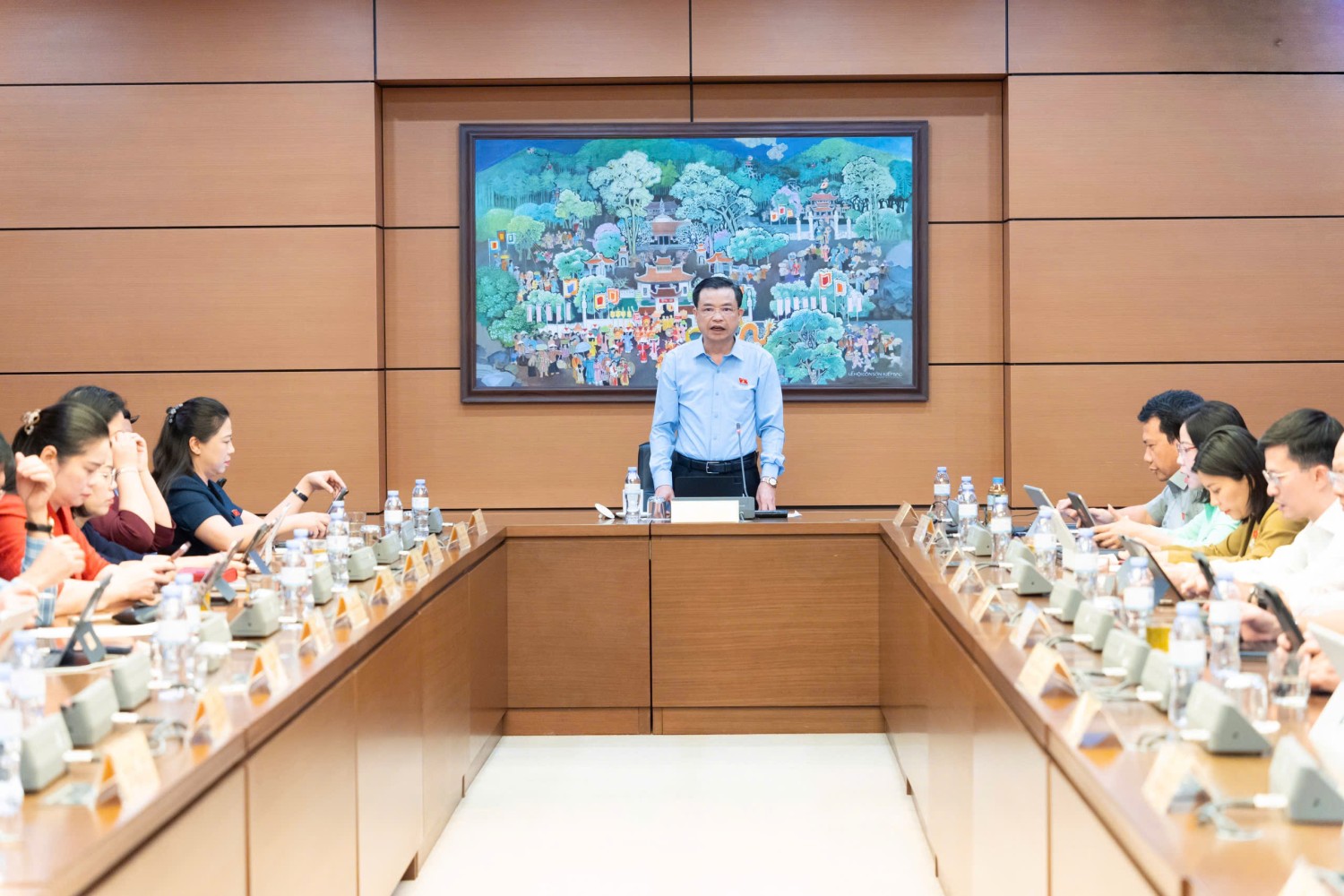 Đại biểu Bế Thanh Tịnh, Phó Bí thư Thường trực Tỉnh ủy, Trưởng Đoàn đại biểu Quốc hội tỉnh chủ trì, phát biểu thảo luận tại tổ