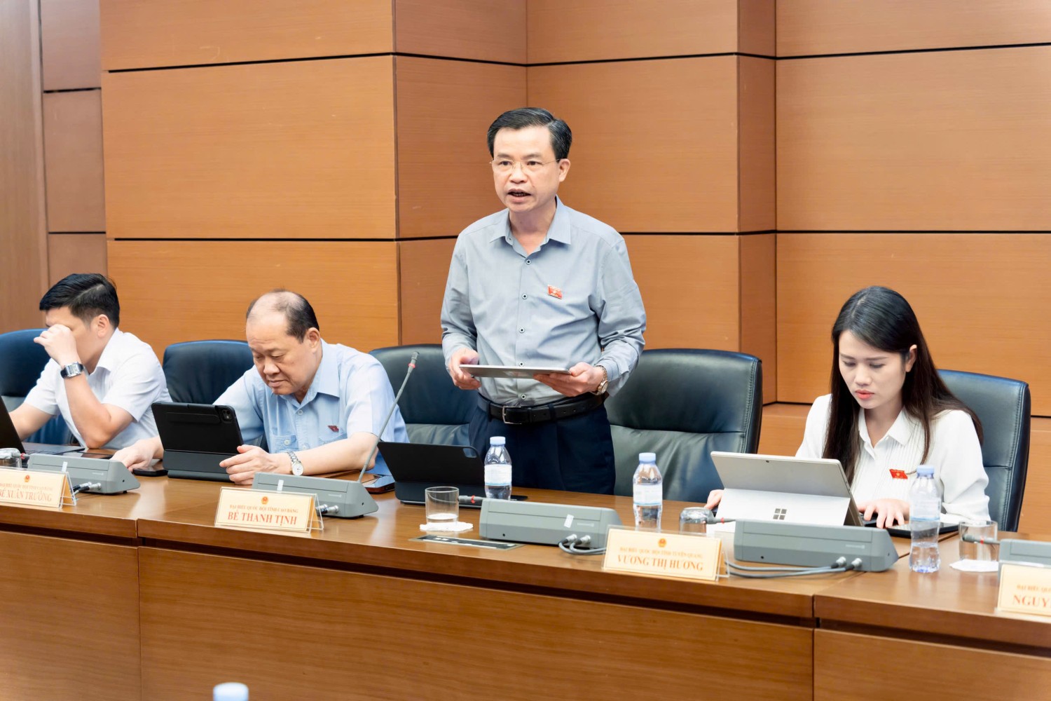Đại biểu Bế Thanh Tịnh, Phó Bí thư Thường trực Tỉnh ủy, Trưởng Đoàn đại biểu Quốc hội tỉnh phát biểu thảo luận