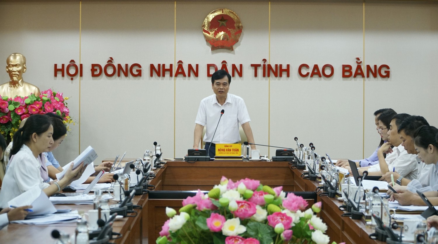 Trưởng Ban Pháp chế HĐND tỉnh Nông Văn Tuân kết luận hội nghị