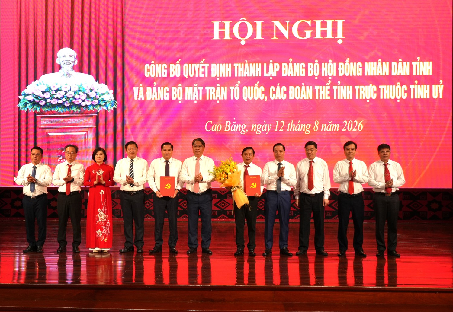 Bí thư Tỉnh ủy Phan Thăng An và Chủ tịch UBND tỉnh Lê Hải Hòa trao quyết định, tặng hoa chúc mừng Ban chấp hành Đảng bộ HĐND tỉnh