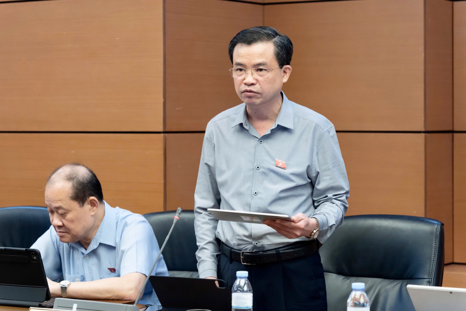 Đại biểu Bế Thanh Tịnh, Phó Bí thư Thường trực Tỉnh ủy, Trưởng Đoàn đại biểu Quốc hội tỉnh phát biểu thảo luận